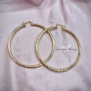 18k Gold Filled Diamond Cut Hoop
Earrings 2.25" ✨ available in 2.5” 2.4” & 1.85”